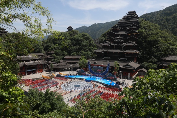 2024第十三屆中國(guó)烏江苗族踩花山節(jié)。廖唯攝