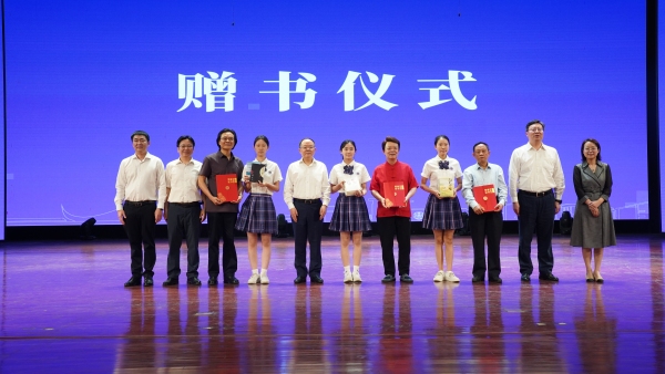 贈(zèng)書(shū)儀式現(xiàn)場(chǎng)。重慶市政府文史館供圖