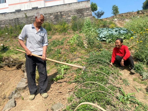 潘仁福和羅漢美在做農活。黃河攝