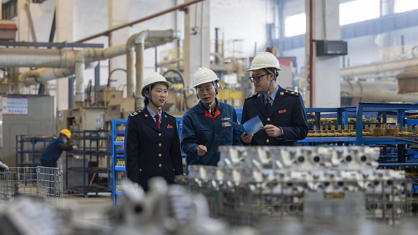 圖為高新區(qū)稅務(wù)人員走訪重慶隆鑫壓鑄有限公司，宣傳相關(guān)稅費(fèi)政策，輔導(dǎo)防范涉稅風(fēng)險(xiǎn)，幫助企業(yè)良好經(jīng)營(yíng)。郭睿攝