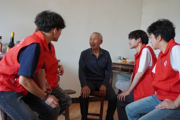 志愿者們走進(jìn)老黨員家中。重慶科技大學(xué)石油與天然氣工程學(xué)院供圖