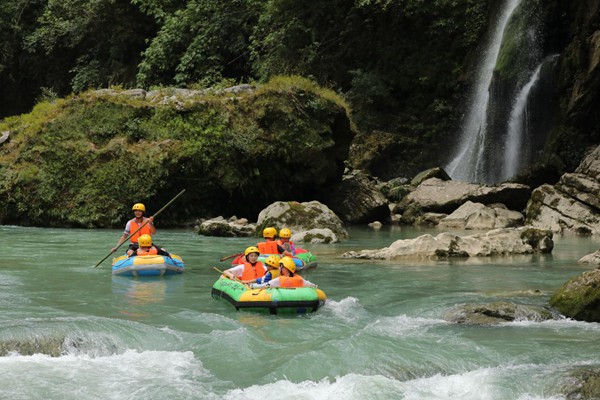 阿依河漂流。景區(qū)供圖