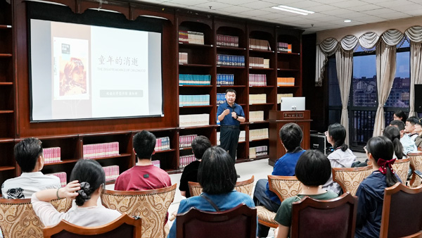 西南大學(xué)圖書館黨委副書記秦紅雨作好書推薦。西南大學(xué)附中供圖