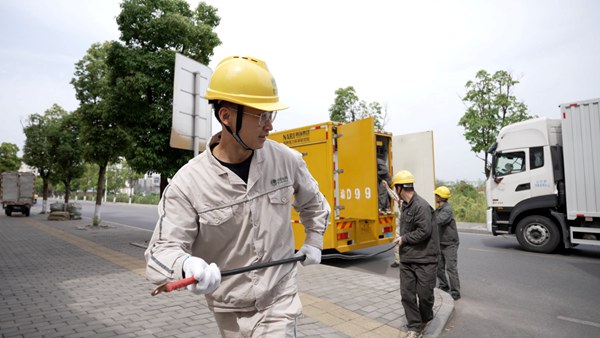 電力員工將“移動電寶寶”接入鹵鵝企業(yè)。國網重慶永川供電公司供圖