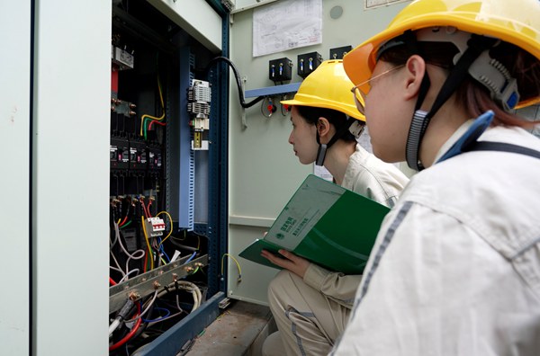 為企業(yè)檢查設備，了解企業(yè)用電需求。國網重慶永川供電公司供圖