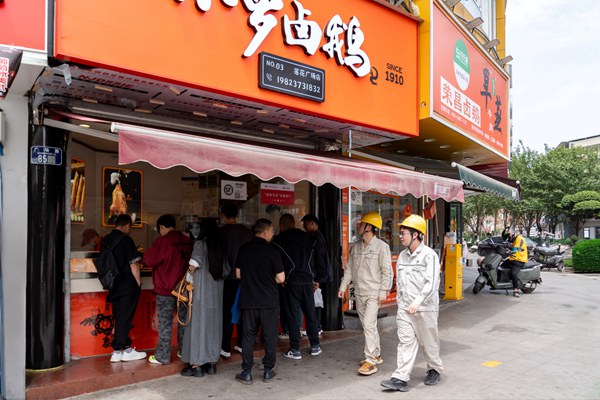 電力人員對物流鏈、零售業(yè)開展安全巡檢。國網重慶永川供電公司供圖