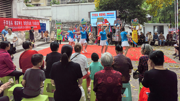 文化服務(wù)進(jìn)小區(qū)現(xiàn)場。黃福鋼攝