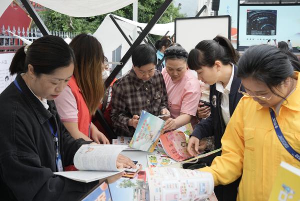 市民選購圖書。羅凌攝?