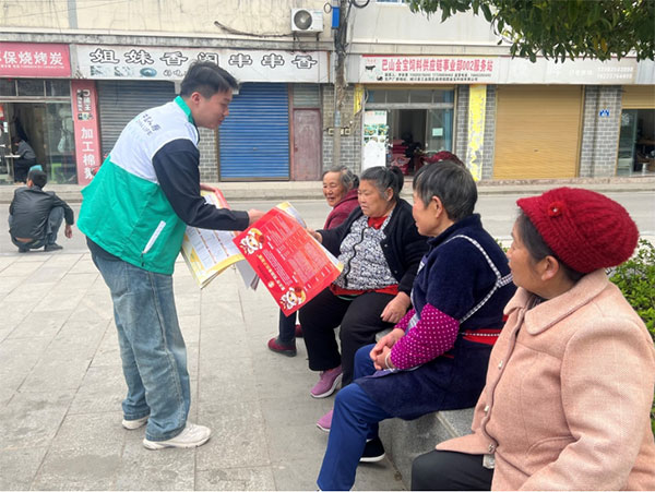 開展惠民濟困保宣傳。中國人壽壽險重慶市分公司供圖