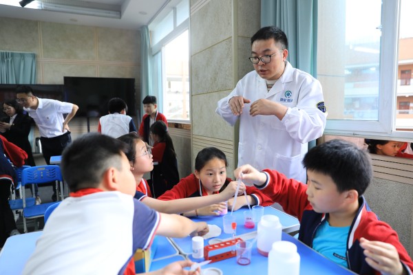 共上一堂科普課現(xiàn)場。 市地礦集團檢驗檢測公司供圖