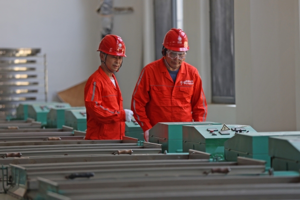 志愿者服務隊正在對 “彭水白茶”加工廠的配電設備進行全面“體檢”。趙勇攝