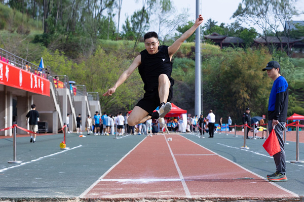 校友代表隊(duì)比賽現(xiàn)場(chǎng)。重慶理工大學(xué)供圖