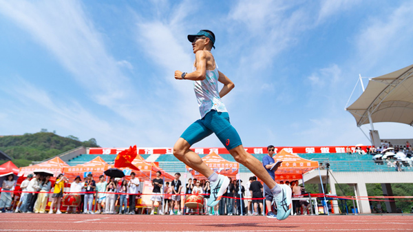 校友趙浩刷新校運(yùn)會(huì)男子5000米比賽紀(jì)錄。重慶理工大學(xué)供圖