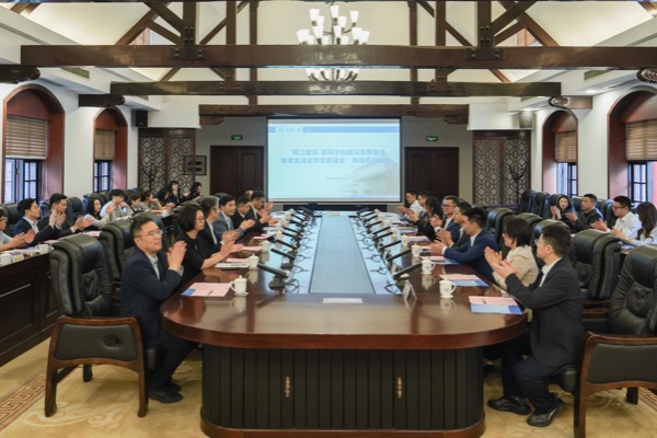 捐贈(zèng)儀式現(xiàn)場(chǎng)。重慶大學(xué)供圖