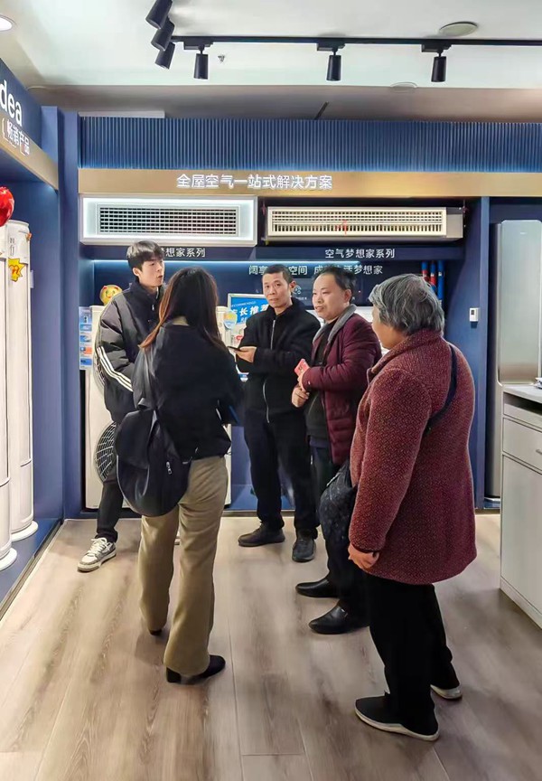 消費(fèi)者咨詢新一輪消費(fèi)品以舊換新政策。渝北區(qū)商務(wù)委供圖