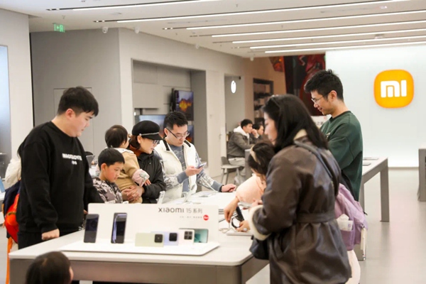 消費(fèi)者正在體驗(yàn)數(shù)碼產(chǎn)品。渝北區(qū)商務(wù)委供圖