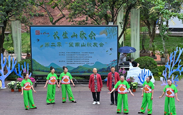 長生山歌會(huì)第二季“望南山歌友會(huì)”現(xiàn)場。崔景印攝