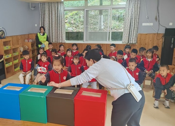 萌娃趣學(xué)垃圾分類，童心共護綠色地球。閆佳辰攝