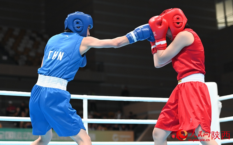 運(yùn)動(dòng)員們?cè)谫悎?chǎng)上激烈對(duì)抗。人民網(wǎng)記者 白鴿攝