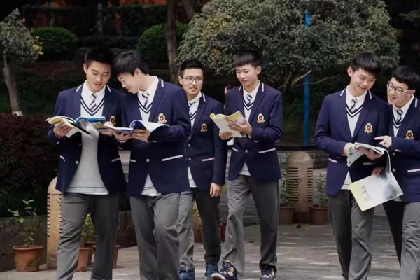 學(xué)生日常讀書交流。重慶一中供圖