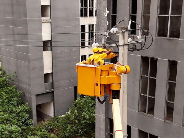 不停電作業(yè)消除隱患，助力鵝企滿(mǎn)負(fù)荷生產(chǎn)。國(guó)網(wǎng)永川供電公司供圖