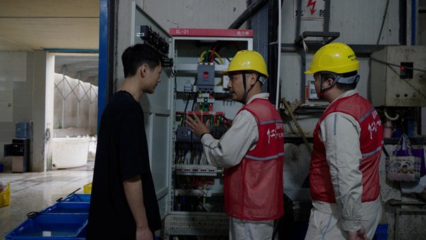 電力人員對(duì)鵝企開(kāi)展安全用電檢查。國(guó)網(wǎng)永川供電公司供圖