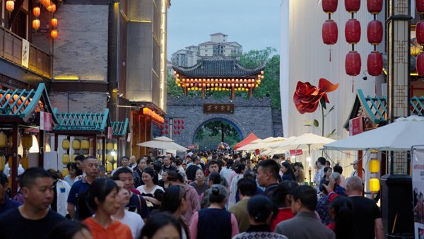 “鹵鵝經(jīng)濟(jì)”帶動(dòng)夏布小鎮(zhèn)熱鬧非凡。國(guó)網(wǎng)永川供電公司供圖