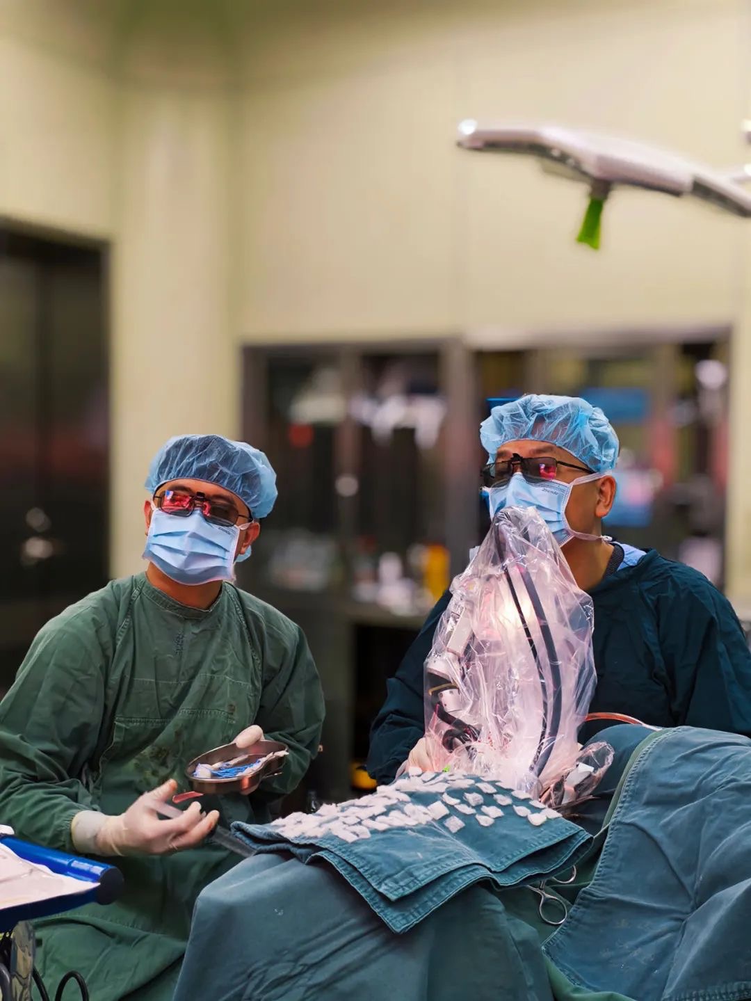 重醫(yī)附一院神經(jīng)外科團隊手術(shù)中。重醫(yī)附一院供圖