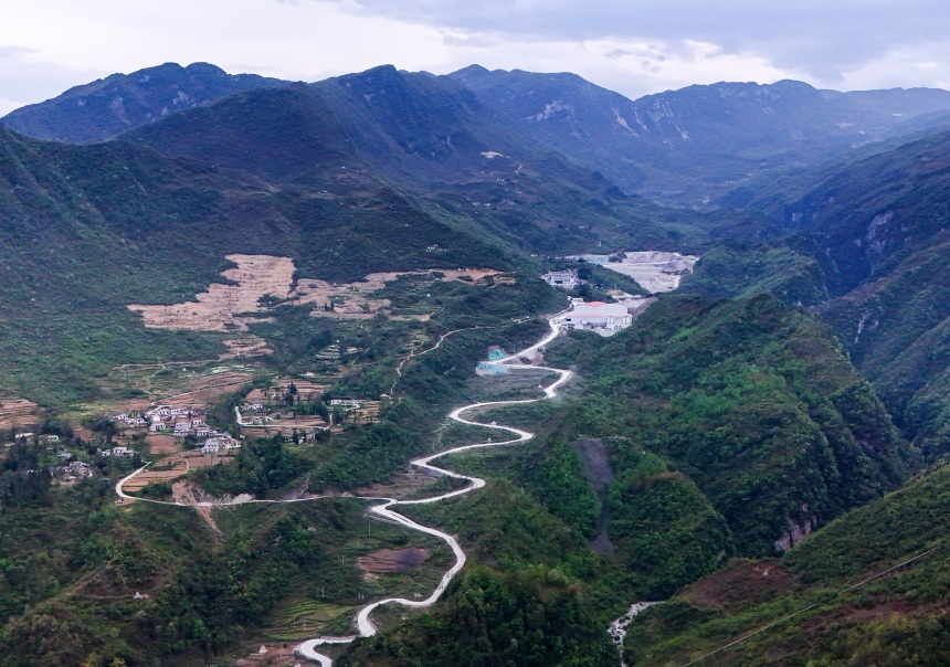 烏蒙山下，渝昆高鐵昭通隧道三號(hào)橫洞的入口。張永超攝