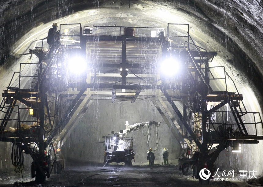昭通隧道三號(hào)橫洞正洞掘進(jìn)現(xiàn)場(chǎng)。人民網(wǎng)記者 劉政寧攝
