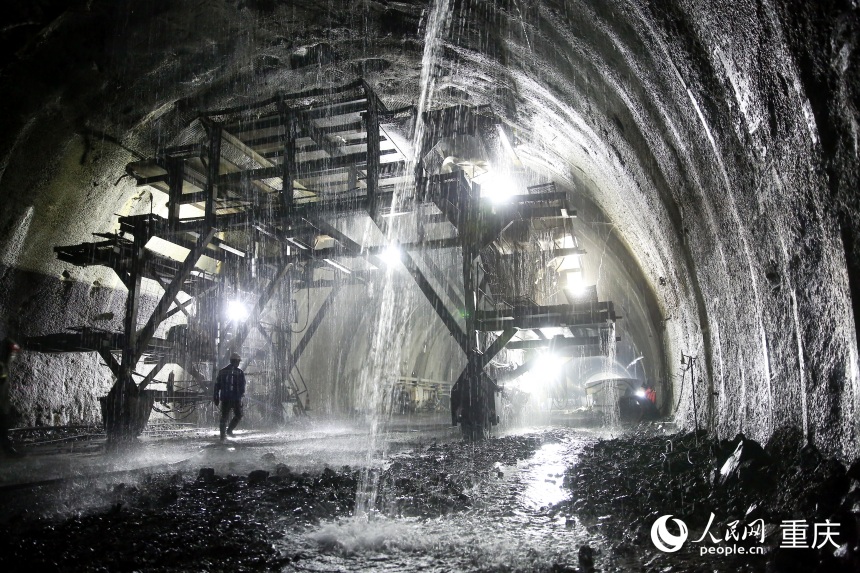 昭通隧道巖溶及巖溶水極其發(fā)育。人民網(wǎng)記者 劉政寧攝