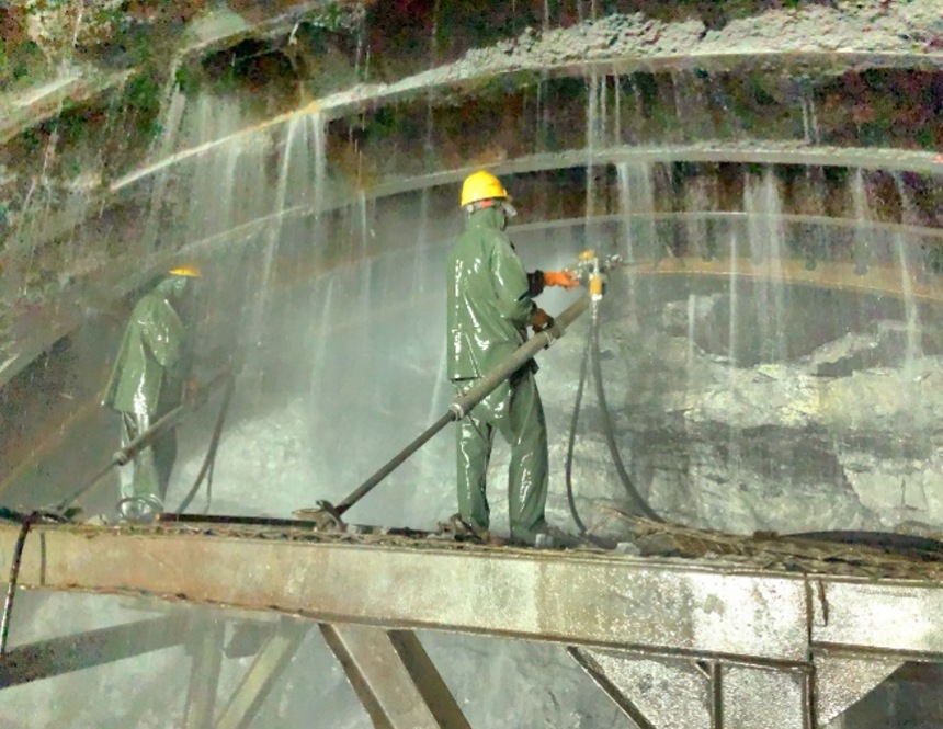 施工人員在隧道內(nèi)鉆孔作業(yè)。中鐵隧道局供圖