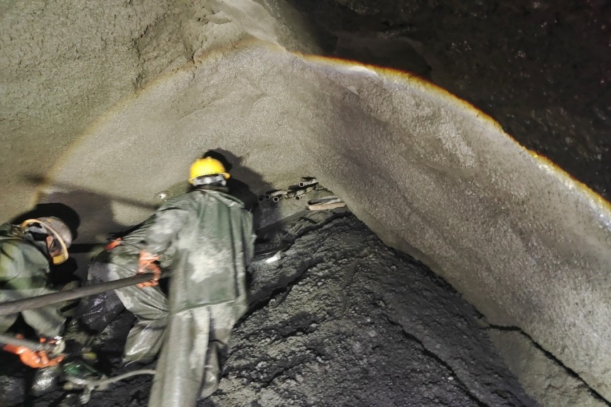 二號(hào)斜井正洞作業(yè)現(xiàn)場(chǎng)。中鐵隧道局供圖