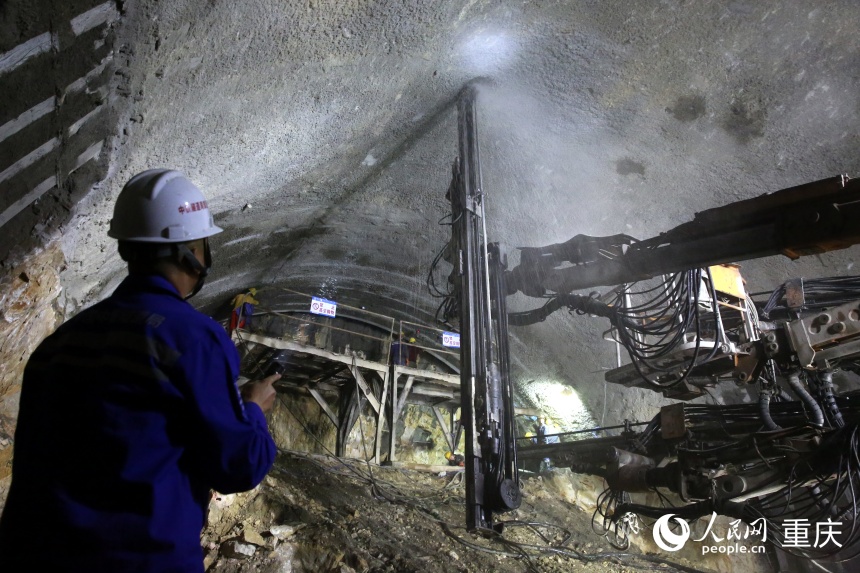 昭通隧道施工現(xiàn)場(chǎng)。人民網(wǎng)記者 劉政寧攝