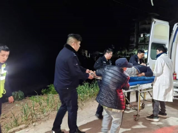 渝北區(qū)茨竹中心衛(wèi)生院急診急救團(tuán)隊(duì)協(xié)同警務(wù)人員對患者開展轉(zhuǎn)診救治。渝北區(qū)衛(wèi)生健康委供圖