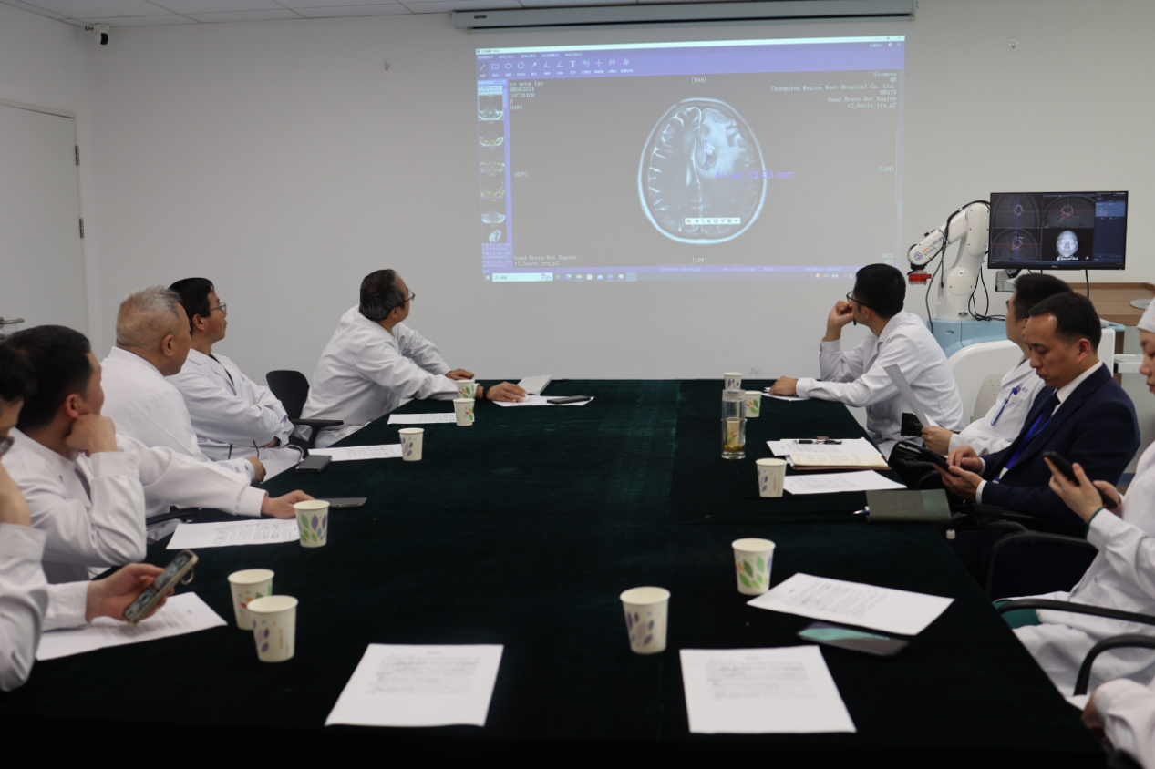 多學(xué)科會(huì)診現(xiàn)場(chǎng)。重慶西區(qū)醫(yī)院供圖