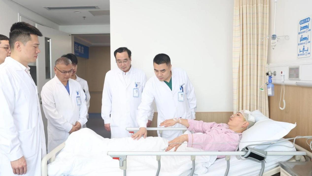梁鴻帶領(lǐng)團(tuán)隊(duì)查房。重慶西區(qū)醫(yī)院供圖