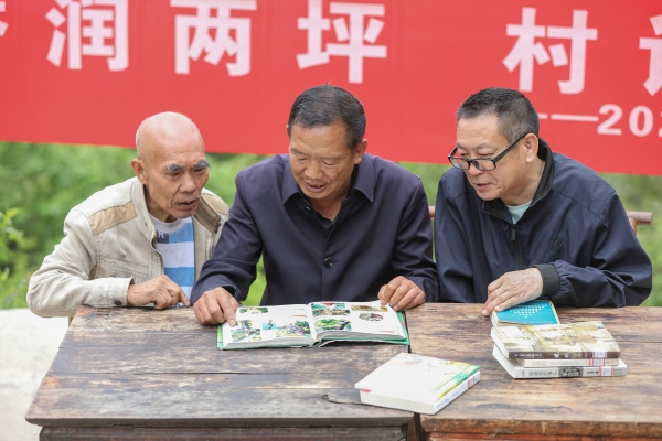 巫山縣兩坪鄉(xiāng)開(kāi)展“村讀”活動(dòng)。譚昌藩攝