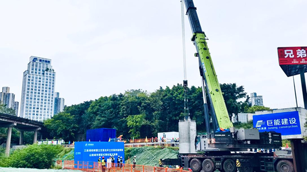 北環(huán)立交改造項(xiàng)目順利實(shí)現(xiàn)首次墩柱吊裝。重慶高速集團(tuán)巨能集團(tuán)供圖