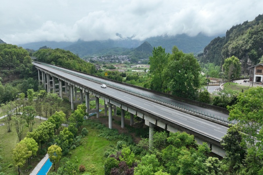 車輛暢行其間,景致迷人。胡程攝