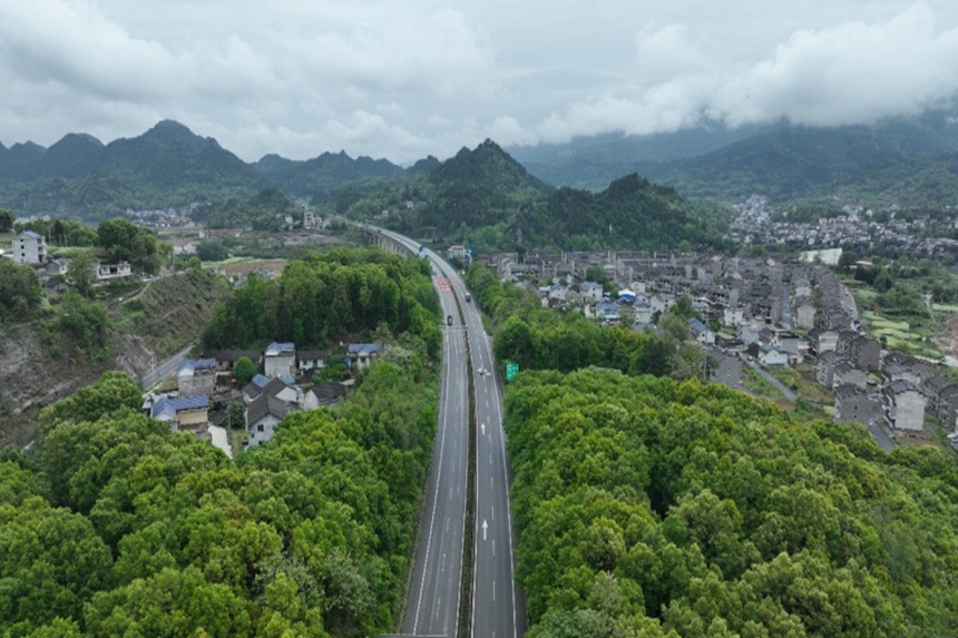道路暢達(dá)，景致迷人。胡程攝