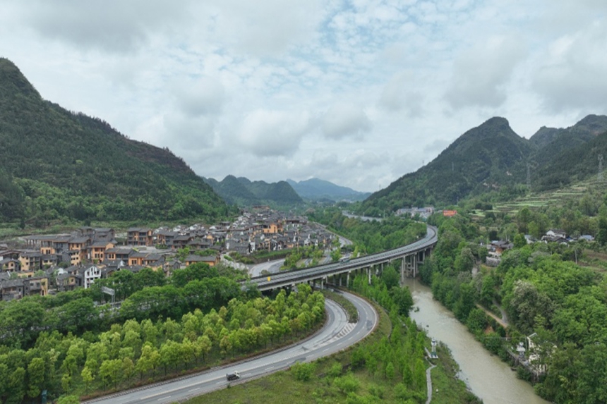 高速公路繞城而過。胡程攝