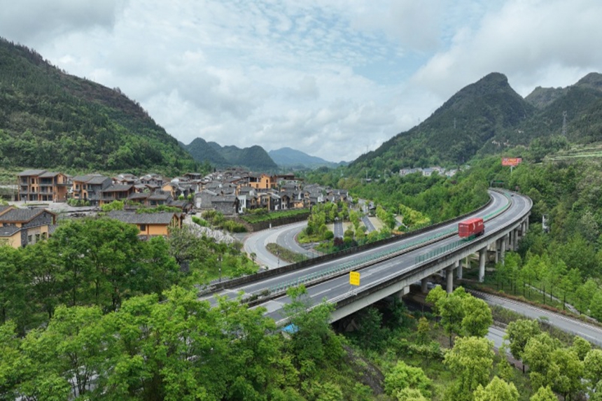 汽車(chē)駛過(guò)。胡程攝