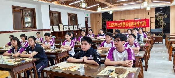 學(xué)生們體驗(yàn)古籍修復(fù)。陳華洪攝