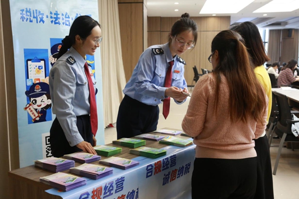 4月10日，在永川區(qū)稅費政策宣講活動現(xiàn)場，稅務(wù)人員為企業(yè)財務(wù)人員發(fā)放合規(guī)指引，講解相關(guān)稅費政策。馬艷波攝