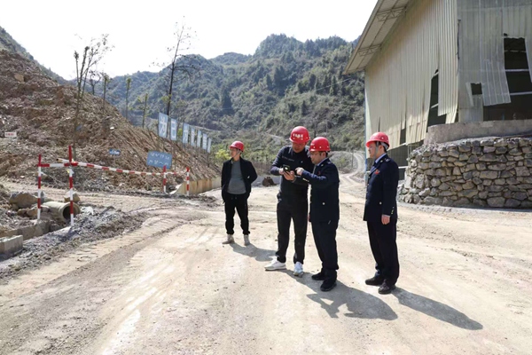 近日，秀山縣稅務(wù)人員來到平興砂石有限公司開展合規(guī)輔導(dǎo)。張雯慧攝