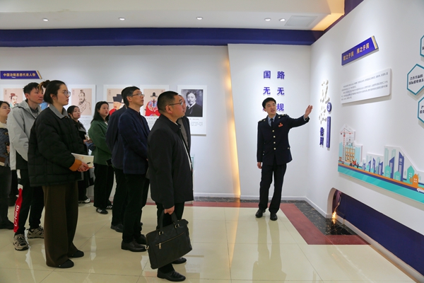 近日，榮昌區(qū)稅務(wù)局邀請企業(yè)代表到榮昌稅務(wù)法治教育基地進行參觀。文明燕攝