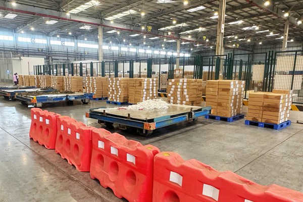 等待辦理國際轉(zhuǎn)運放行手續(xù)的國際貨郵貨物。遼寧方大集團(tuán)供圖