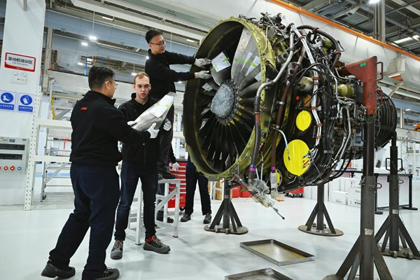 瑞航（重慶）航空發(fā)動機(jī)維修基地，工程師們正在緊張忙碌。遼寧方大集團(tuán)供圖