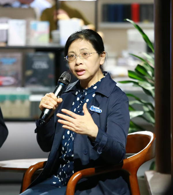 陳卉麗作分享。張?jiān)磾z